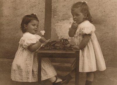 Két fiatal lány egy asztal mellett, 1937. alkotó: Unbekannt
