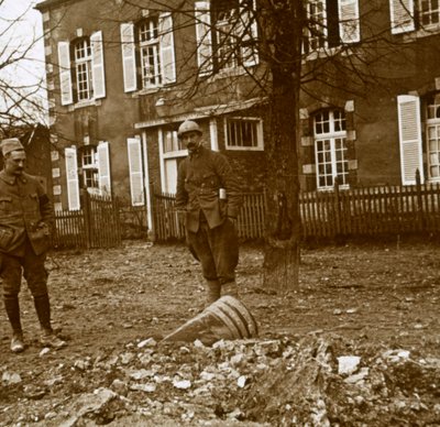 Fel nem robbant 380-as lövedék, Verdun, Észak-Franciaország, 1914-c1918 alkotó: Unbekannt