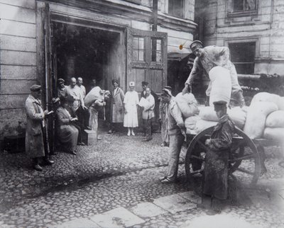 Élelmiszer kirakodása, a Tudósok Háza, Petrograd, Oroszország, c1920-c1924 alkotó: Unbekannt
