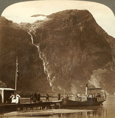 Utigards vízesés a Ravnefjeld gleccserből a Loen-tónál - Naesdalból, Norvégiából, 1905. alkotó: Unbekannt