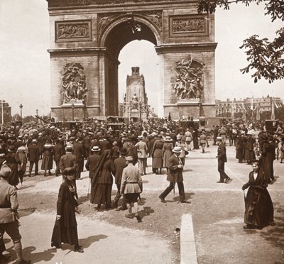 Győzelem ünnepe civilek a Diadalívnél, Párizs, Franciaország, 1919. július. alkotó: Unbekannt