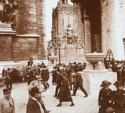 Győzelem ünnepe civilek a Diadalívnél, Párizs, Franciaország, 1919. július alkotó: Unbekannt