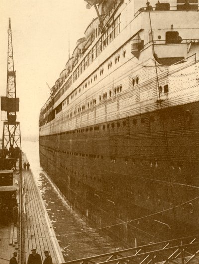 Kilátás a Majestic jobb oldalára, amint belépett az úszó szárazdokkba, 1930. alkotó: Unbekannt