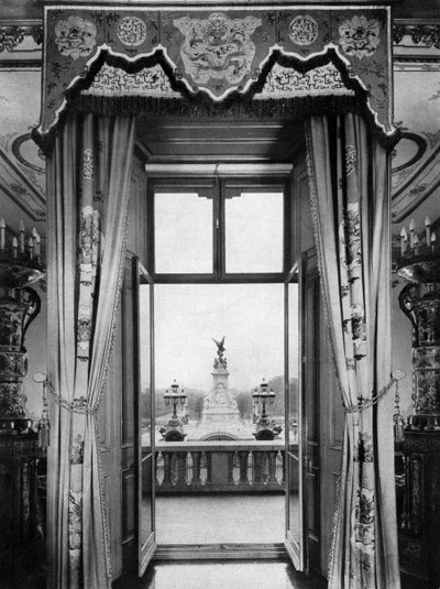 Kilátás a Victoria-emlékműre a Buckingham-palota belsejéből, London, 1935 alkotó: Unbekannt