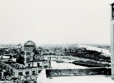 Hirosima városának kilátása az atombomba robbanása után: a mezőgazdasági kiállítási palota romja alkotó: Unbekannt