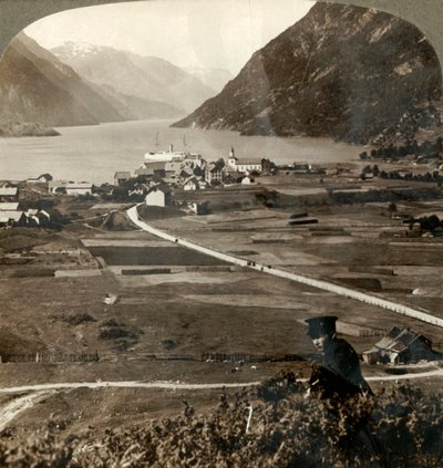 Falutetők és napsütötte mezők Odde északi részén, fel a keskeny hegyfalú Sorfjordon, Norvégiában, 1905. alkotó: Unbekannt