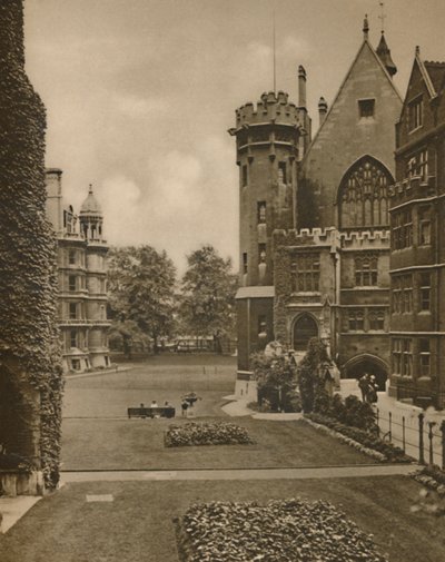 Kilátás a Középső Templom kertjére a Fountain Courtból, 1935. alkotó: Unbekannt