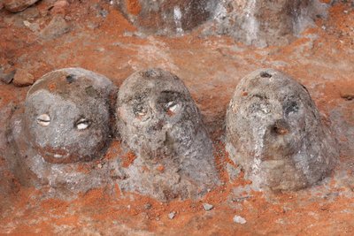 Voodoo fétisek egy kolostor bejáratánál. Togoville, Togo alkotó: Unbekannt