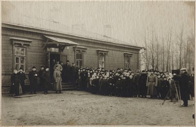 Lev Tolsztoj holttestének eltávolítására várva az asztapovói állomáson, 1910. november 20. alkotó: Unbekannt