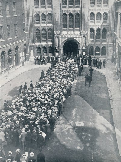 Arra várva, hogy beléphessen a Guildhallba Mr. Asquiths első nagy fegyveres találkozójára, 1914 alkotó: Unbekannt