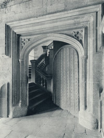 Waynfletes North Door, a tizenhetedik századi lépcsővel az Felső Iskolába és az Antechapelbe, 1926 alkotó: Unbekannt