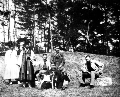 Nyugati látogatók helyiekkel, Nam San, Korea, 1900 alkotó: Unbekannt