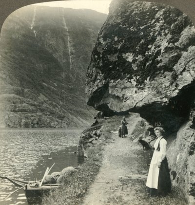 Ahol az út a kiugró sziklák alatt kúszik a Nerofjord vize mellett, Norvégia, 1905. alkotó: Unbekannt