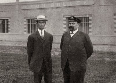 Wilbur Wright amerikai repülő és Leon Bollee francia feltaláló és autógyártó, 1908 alkotó: Unbekannt