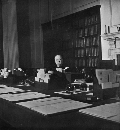 Winston Churchill a Downing Street 10. kabinetszobájában, 1940-es évek, 1945 alkotó: Unbekannt
