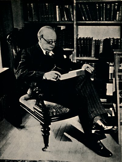 Winston Spencer Churchill a könyvtárában, 1945. alkotó: Unbekannt