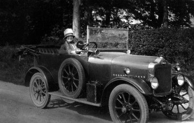 Autót vezető nő, 1930 alkotó: Unbekannt