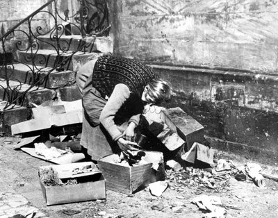 Élelmiszert kereső nő, Bayreuth, Németország, 1945. április alkotó: Unbekannt