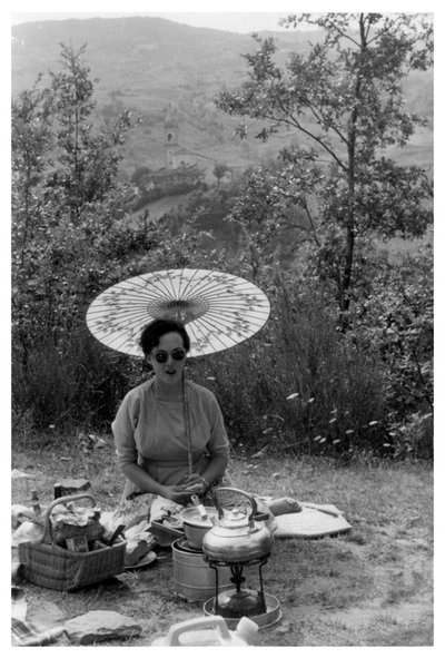 Nő egy napernyő alatt piknikezni, 1950-1969 alkotó: Unbekannt