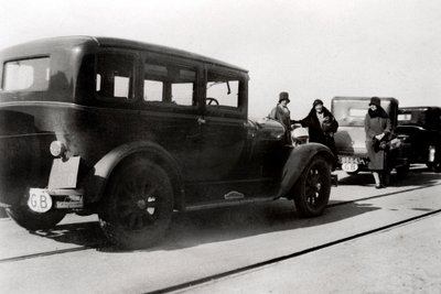 Nők és parkoló autók, 1930 alkotó: Unbekannt