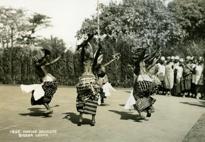 Női táncosok fellépnek, Sierra Leone, XX. század alkotó: Unbekannt