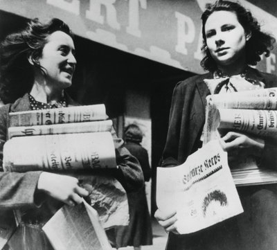 Német újságokat árusító nők, a németek által megszállt Párizs, 1940. július 19 alkotó: Unbekannt