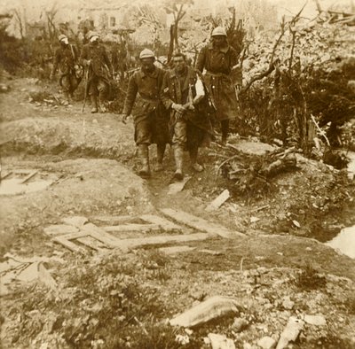 Sebesült francia gyalogosok érkeznek Chateau dEsnesbe, Verdun, Észak-Franciaország, 1916 alkotó: Unbekannt