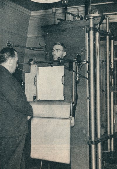 Szív- vagy tüdőbetegség gyanús eseteinek vizsgálatára használt röntgenkészülék, c1935 c1937 alkotó: Unbekannt