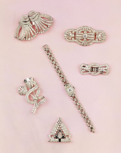Gyémánt ékszerek választéka: bagett és marquise alakú gyémánt spray bross; Art Deco gyémánt klip; paneles gyémánt bross; női hosszúkás gyémánt karóra alkotó: Unbekannt Unbekannt