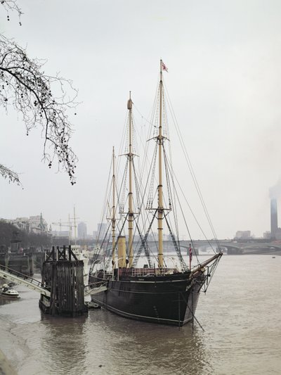 Kilátás a Temze folyóra az RRS Discovery segítségével, amelyet Scott hajózott az Antarktiszra 1901-04-ben alkotó: Unbekannt Unbekannt