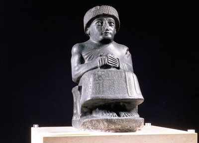00324 Gudea, Lagash hercege, Ningizzada, neosumer szobor Tellohból, az ókori Girsuból, Kr.e. 2130 körül (diorit) (lásd még: 121795) alkotó: Unbekannt