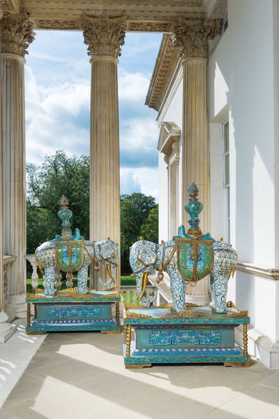 Egy pár nagy kínai Cloisonne zománcozott elefánt állványokon, c. 1900 (Cloisonne Enamel) alkotó: Unbekannter Künstler