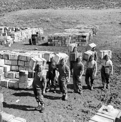 Egy kompozíciós szemétlerakó és férfiak, akik több készletet szállítanak rá, 1943. március (lámpás csúszda) alkotó: Unbekannt