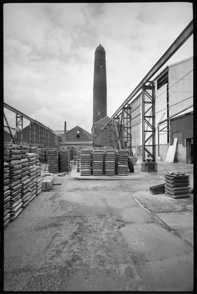 Az 1968-69-ben lebontott Elswick Shot Tower általános képe, ólomlövések készítésére használt, előtérben palettákkal ellátott udvar, 1955-69 körül (f/w fotó) alkotó: Unbekannter Künstler