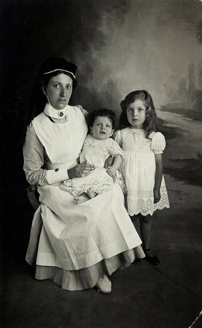 Gyermekekkel pózoló „ápolónő” az 1920-as években. alkotó: William M. Timlin