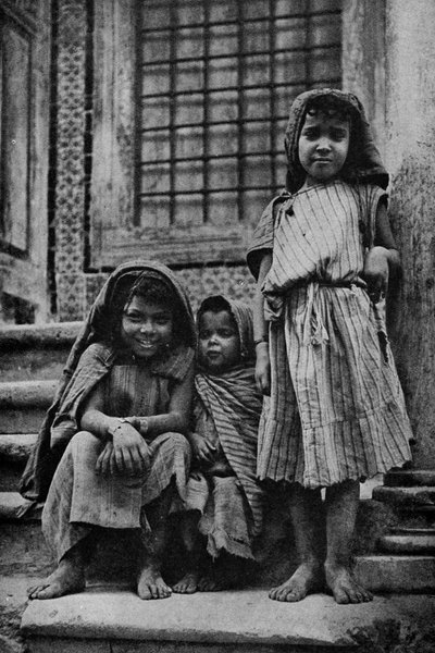 Afrika. Fennálló utcai arabok egy mecset előtt Tuniszban. 1920 alkotó: Unbekannt