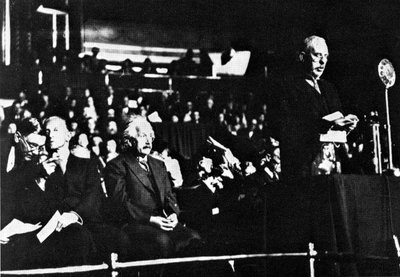 Albert Einstein és Ernest Rutherford, a Royal Albert Hall alkotó: Unbekannt