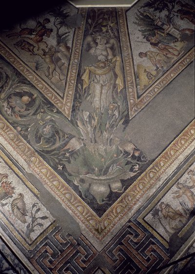 Az ősz allegorikus alakja, az évszakokat és a vadászjeleneteket ábrázoló mozaikburkolat részlete, a római Daphne-i Constantinian-villából, i.sz. 325-330 körül (márvány, mészkő és üvegmozaik) alkotó: Unbekannt