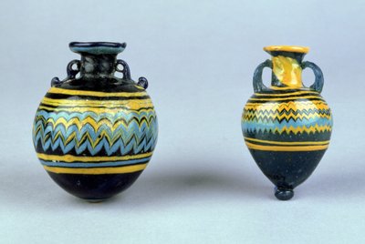 Amphorae, valószínűleg késő hellenisztikus, Kr.e. 2-1. század (színes üveg) alkotó: Unbekannt