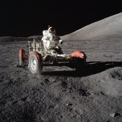 Eugene Cernan űrhajós vezeti a Lunar Roving Vehicle-t az első EVA során alkotó: Unbekannt