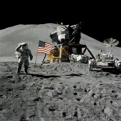 Jim Irwin űrhajós tiszteleg az amerikai zászló előtt az Apollo 15 küldetés során alkotó: Unbekannt