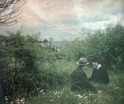 Autochrome anonymous - Touraine és kastélyai: C pár a kastély mellett, Chinon, Franciaország alkotó: Unbekannter Künstler