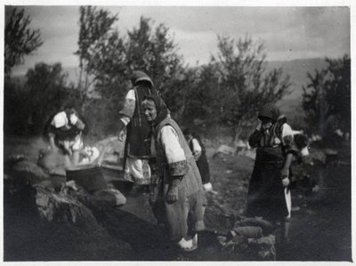 Balkán-félsziget: Nők egy fazék előtt a tűzön - Képeslap 1914-1918 alkotó: William M. Timlin