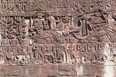 Bas domborművek a Bayon-templom nyugati oldalán, amelyek khmer katonákat ábrázolnak felvonuló, Angkor régészeti lelőhely, Kambodzsa (fotó) alkotó: Unbekannter Künstler