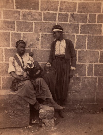 Bejrúti limonádéárusok. Charles Lallemand (1826-1904) fotográfiája a "Szíria, jelmezek, utazások és tájak" című kötetben. 1865. Magángyűjtemény. alkotó: Unbekannter Künstler