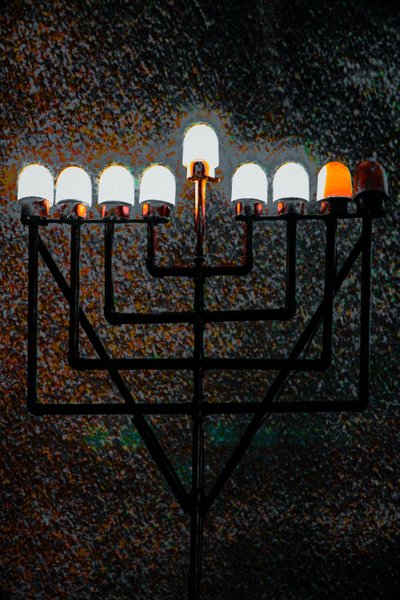 Big Synagogue Menorah, 2018 (kézzel átfestett fénykép) alkotó: Unbekannter Künstler