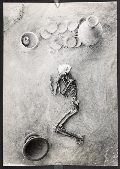 Temetkezési csoport a H oldalon található temetőben, Keleti-árok, Harappa ásatások, Mohenjo-Daro (f/w fotó) alkotó: Unbekannter Künstler