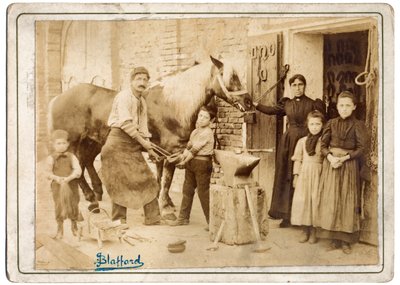 Cestieri, die Werkstatt des Hufschmieds fiel oft mit seiner Wohnung zusammen und Tiere wurden in die Werkstatt gebracht, um Eisen zu wechseln oder an den Füßen gepflegt zu werden von 