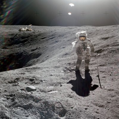 Charles M. Duke, Jr., az Apollo 16 küldetés holdmoduljának pilótája, holdmintákat gyűjt a Plum-kráter peremén, 1972. április (fotó) alkotó: Unbekannt