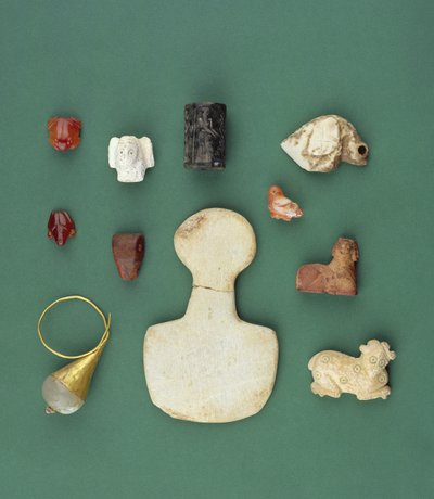 Kelet-mediterrán tárgyak gyűjteménye, beleértve egy sumer keselyű amulettet, egy akkád szerpentin pecsétet és egy mezopotámiai karneol békát, ie 3300-2000 között alkotó: Unbekannt